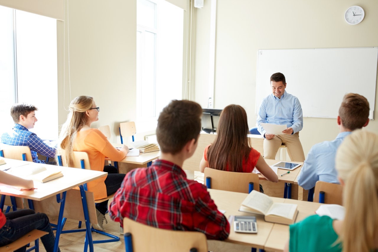 Un enseignant fait cours devant sa classe