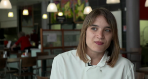 Alexandra, jeune femme accompagnée par l'APAJH de l'Isère dans la cafétéria de l'Ode